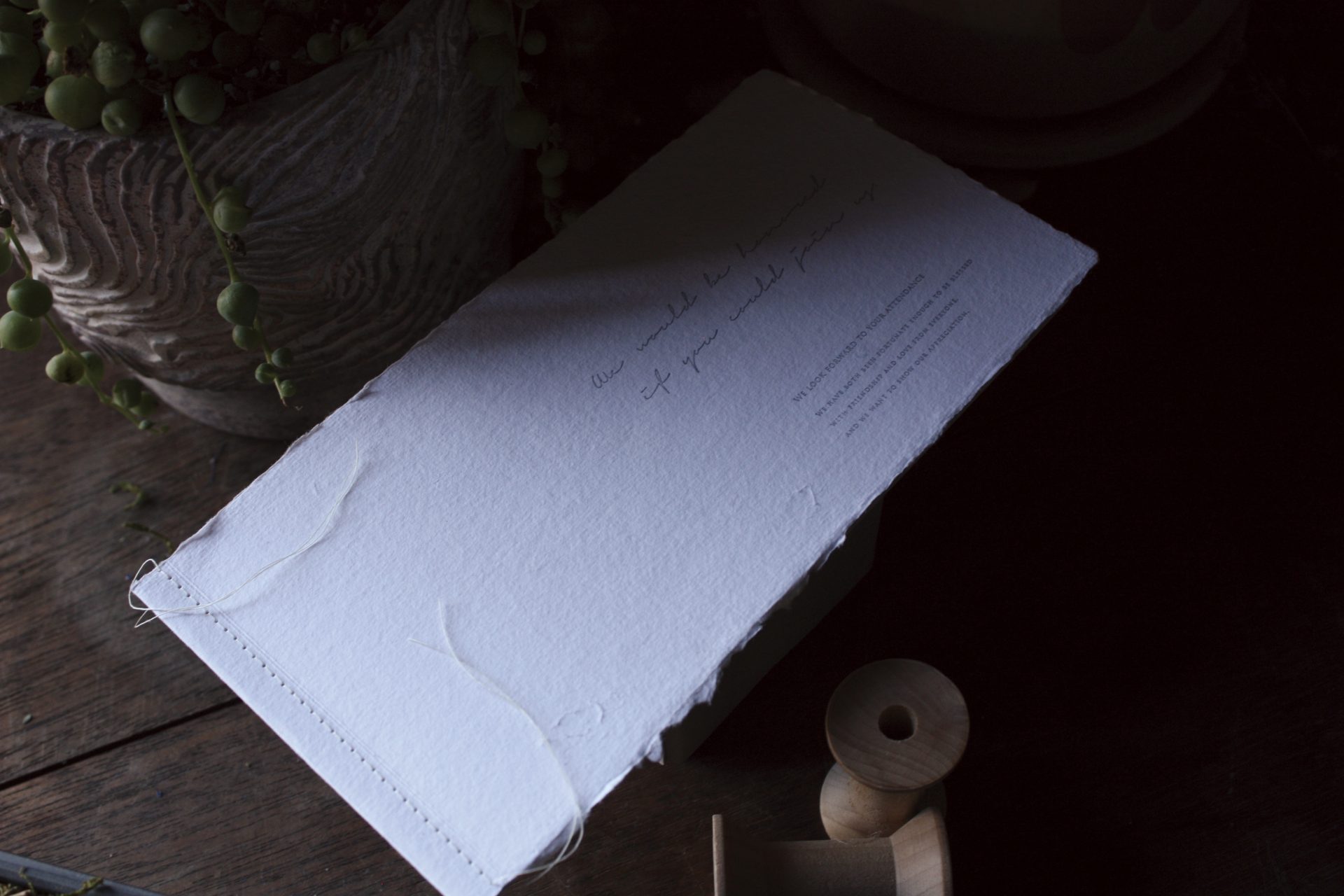 手漉きハンドメイドコットンペーパー（耳付き）に活版印刷された結婚式席次表