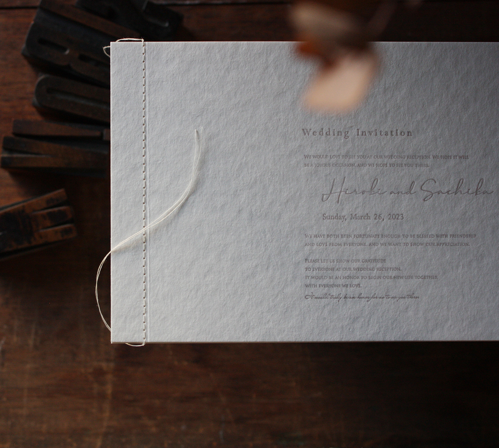 特殊紙を使用しミシン加工で綴じた活版印刷の結婚式招待状