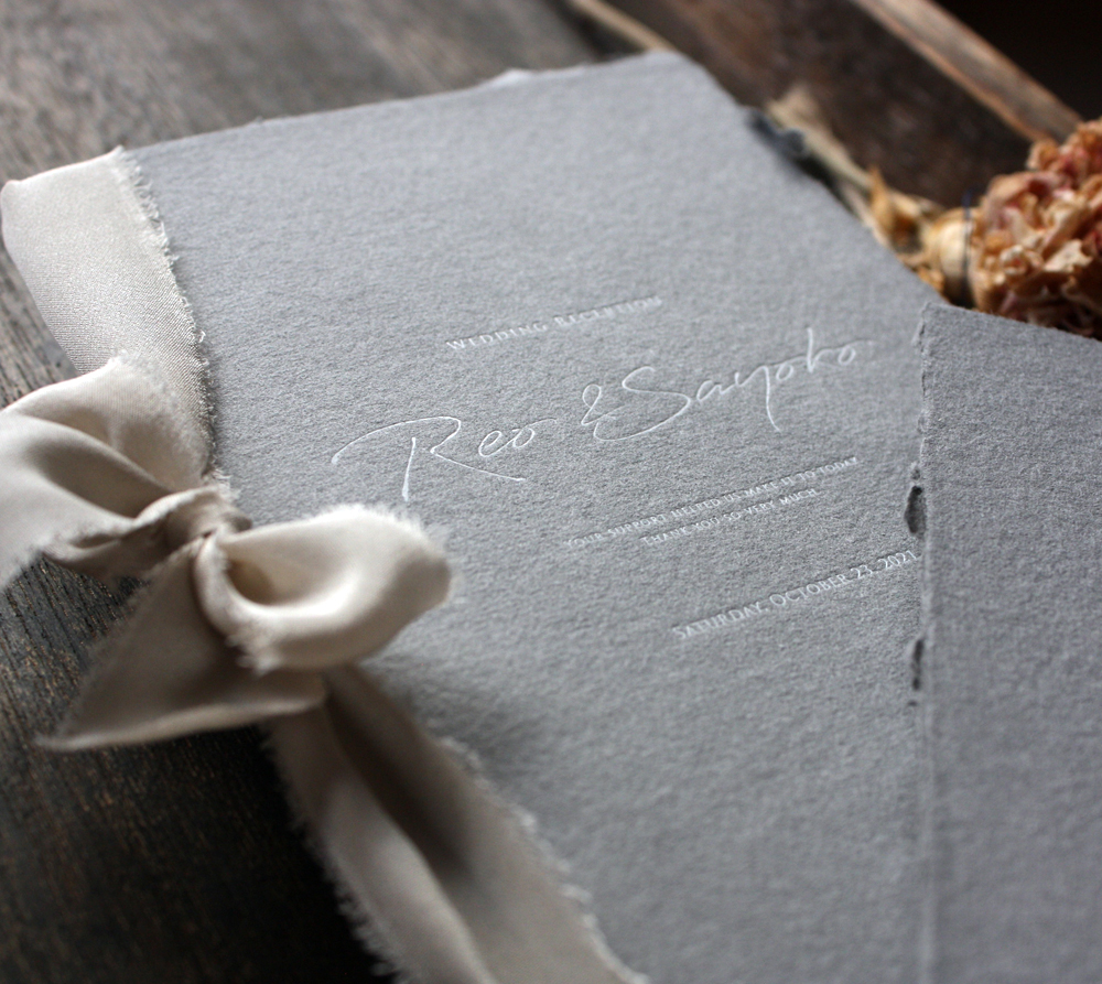 ハンドメイドコットンペーパー（手漉き・耳付き）グレーにホワイト加工された結婚式プロフィールブック