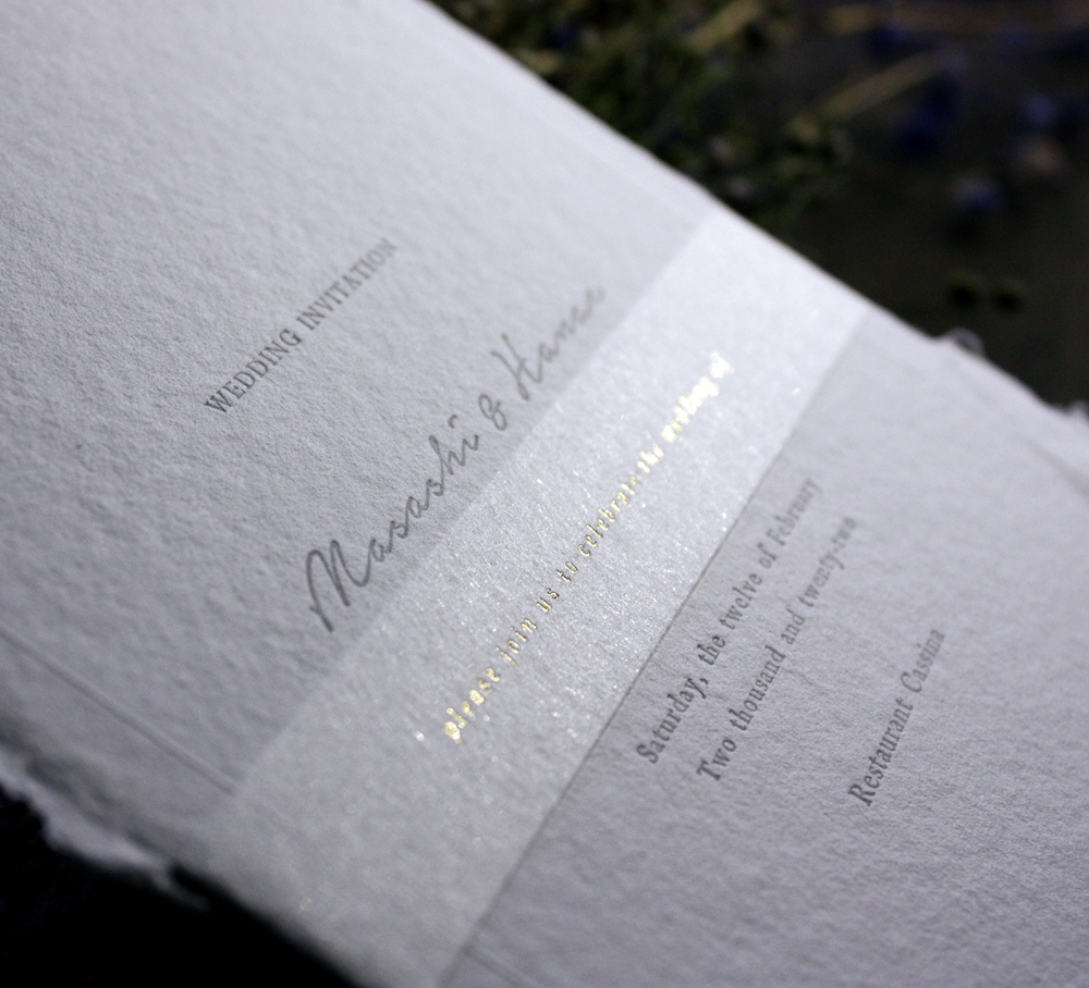 ハンドメイドコットンペーパー（手漉き・耳付き）ピュアホワイトに活版印刷しフェザーペーパーで仕上げた結婚式招待状