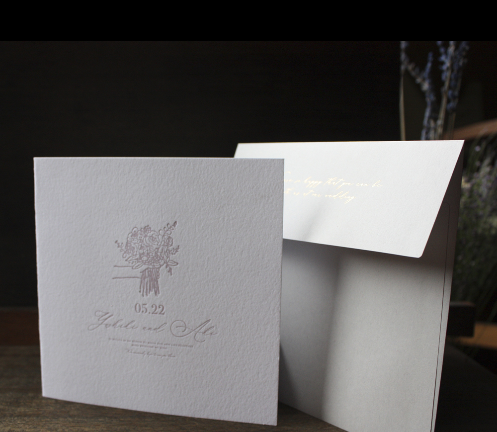 インポートコットンペーパー ナチュラルを使用し活版印刷で仕上げた正方形（スクエア型）の結婚式招待状