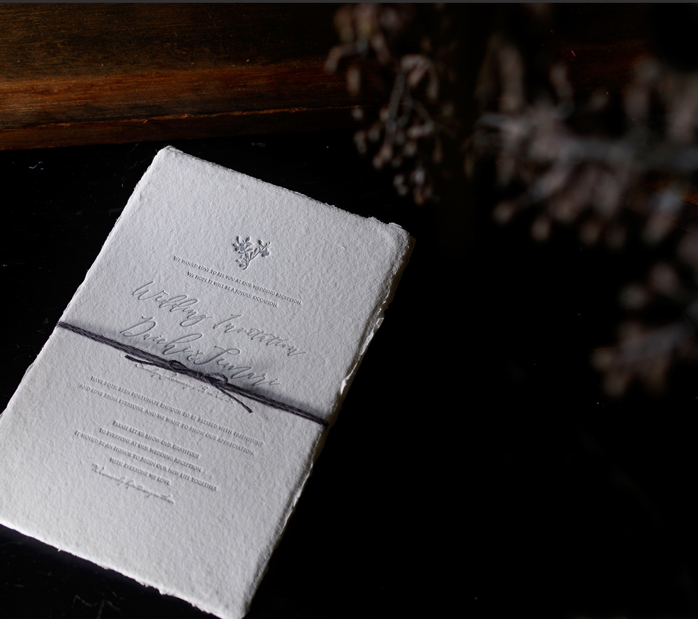 ハンドメイドコットンペーパー（手漉き・耳付き）シングルサイズ ナチュラルに活版印刷された結婚式招待状