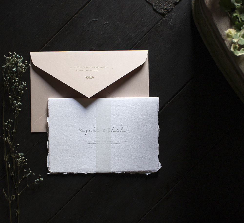 ハンドメイドコットンペーパー（手漉き・耳付き）ピュアホワイトに活版印刷と箔押し加工された結婚式招待状