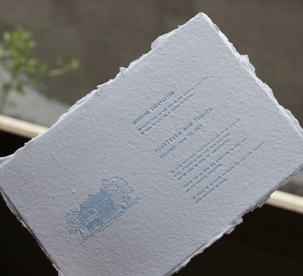 ハンドメイドコットンペーパー（手漉き・耳付き）シングルサイズ ピュアホワイトに活版印刷された結婚式招待状