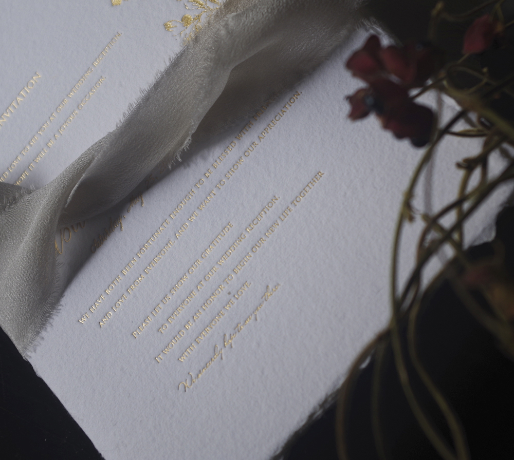 ハンドメイドコットンペーパー（手漉き・耳付き）ピュアホワイトに箔押し加工された結婚式招待状