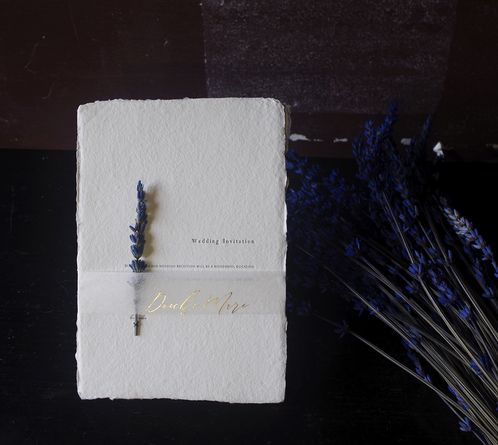 ハンドメイドコットンペーパー（手漉き・耳付き）シングルハガキサイズ ナチュラルに活版印刷しお花をあしらった結婚式招待状