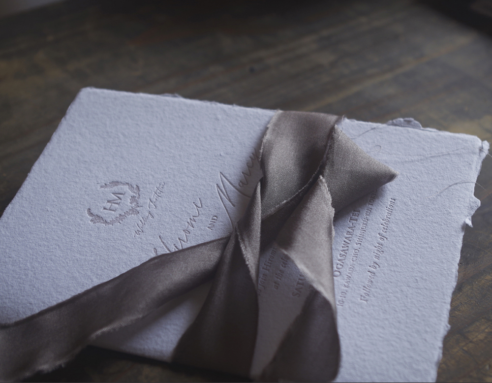 ハンドメイドコットンペーパー（手漉き・耳付き）ピュアホワイトに活版印刷加工された結婚式招待状