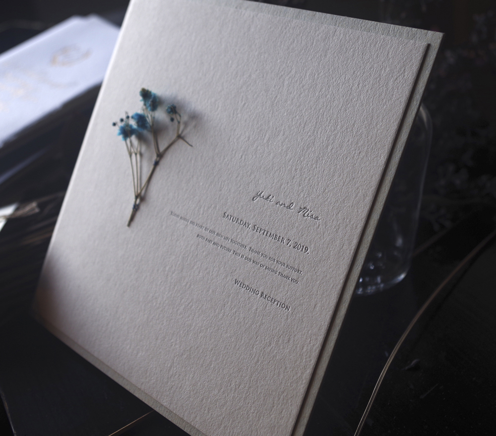 コットンペーパーの背景に色台紙を合紙しお花を縫い付けた結婚式席次表&プロフィールブック