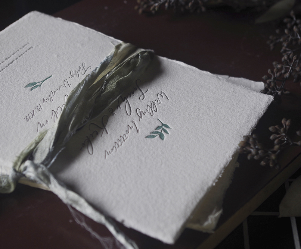ハンドメイドコットンペーパー（手漉き・耳付き）ナチュラルに活版印刷された結婚式招待状