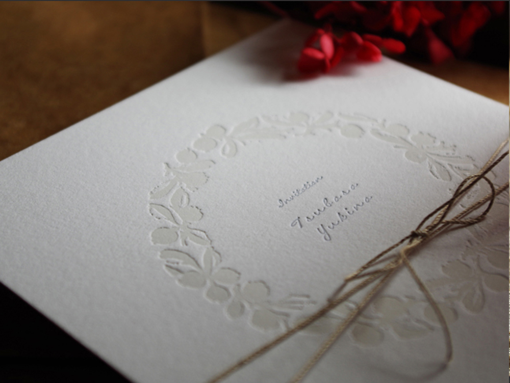 インポートコットンペーパー ナチュラルを使用し活版印刷でつくった正方形（スクエアタイプ）の結婚式招待状