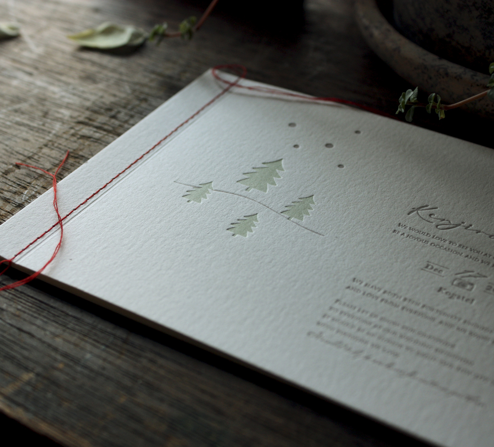 インポートコットンペーパー ナチュラルを使用しミシン加工で綴じた活版印刷の結婚式招待状