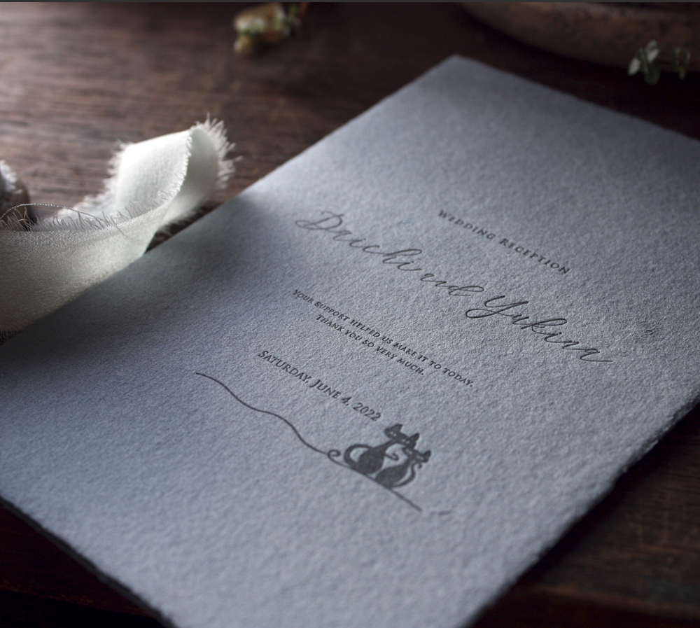 ハンドメイドコットンペーパー（手漉き・耳付き）特色に活版印刷と箔押し加工された結婚式プロフィールブック